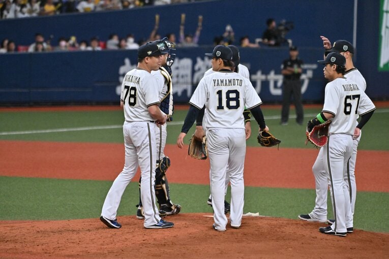 監督自らマウンドへ　©Hideki Sugiyama