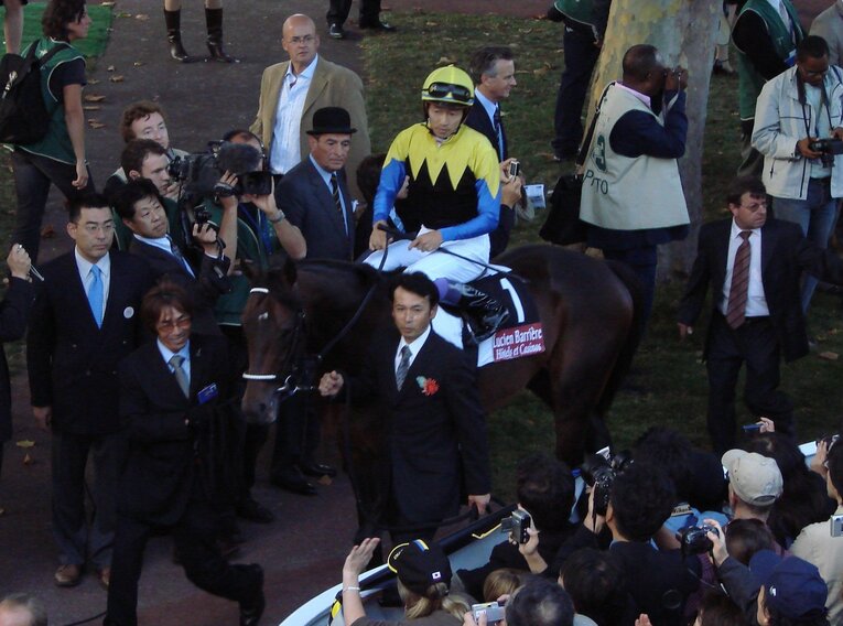 06年凱旋門賞出走時のディープインパクト　©Satoshi Hiramatsu