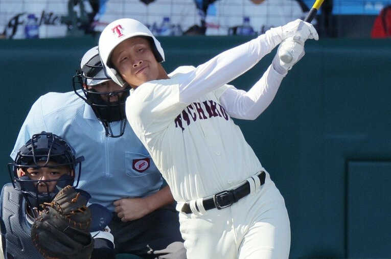 甲子園で先頭打者本塁打を放った東筑のキャプテン・平山護。公立進学校の雄として大舞台に挑んだが、初戦で神村学園に敗れた ／ photograph by JIJI PRESS