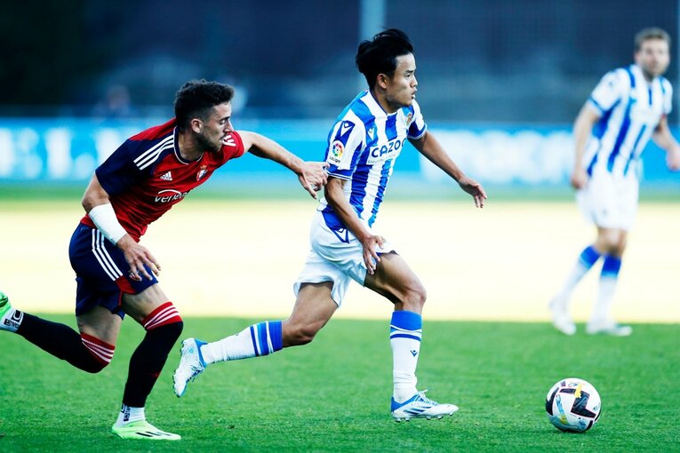 「クボは絶対フィットできる」現地ファンが期待… ソシエダ久保建英のユニ姿・力強さを日本人カメラマンがいち早く撮った〈子供に神対応〉(34)