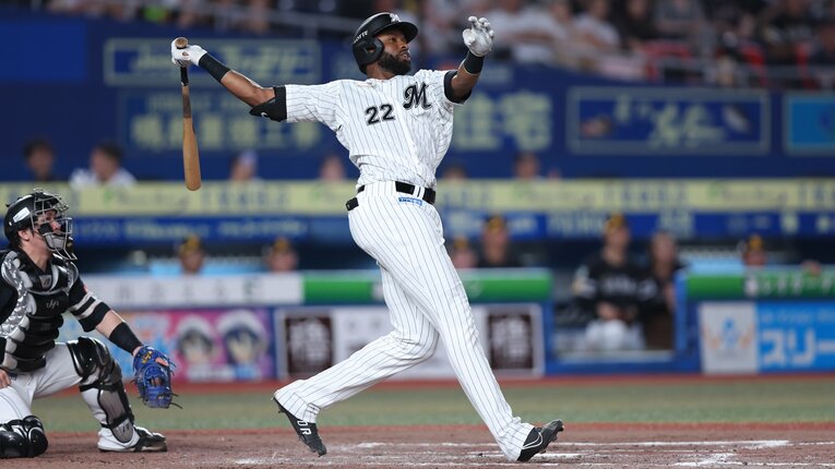 パワフルなスイングでホームランを量産するポランコ　©︎Chiba Lotte Marines