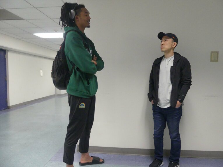 3月9日の試合後、遠征でLAを訪れていたニューヨーク・ニックスでアシスタントコーチを務める吉本泰輔氏と対面して言葉をかわした　©︎Yoko Miyaji