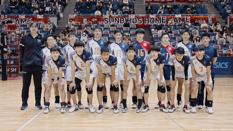 サントリーサンバーズの荻野アンバサダーと写真に収まる東山高校　ⒸMatthew Carmody／SUNTORY SUNBIRDS