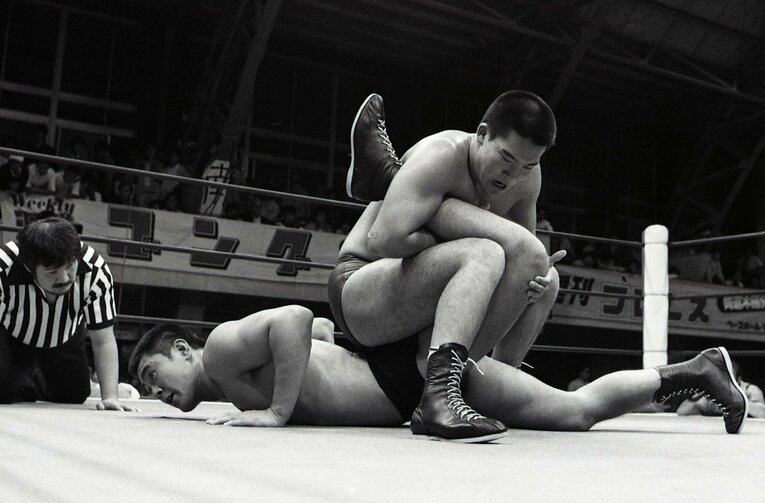 1984年10月5日、デビュー戦で武藤敬司（下）に逆片エビ固めを仕掛ける蝶野正洋　©︎東京スポーツ新聞社