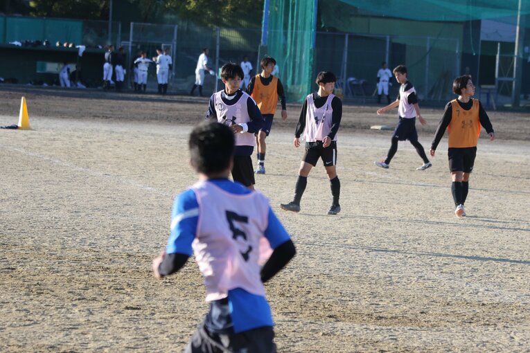強豪として知られる野球部とグラウンドを分け合って練習するサッカー部（2021年11月撮影）　©︎Takahito Ando