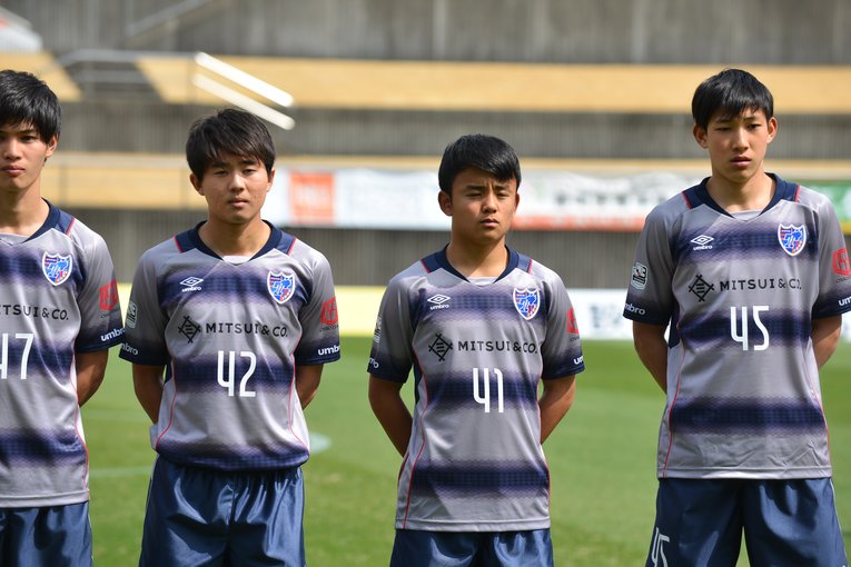 写真は2017年のJ3で。原（45番）は久保（41番）と2トップを組むことが多かった　©J.LEAGUE