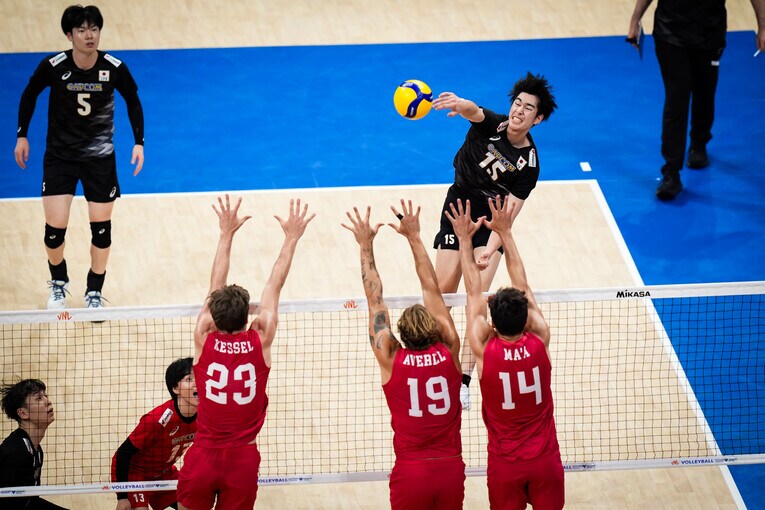 甲斐優斗（VNLアメリカ戦）　©︎Volleyball World