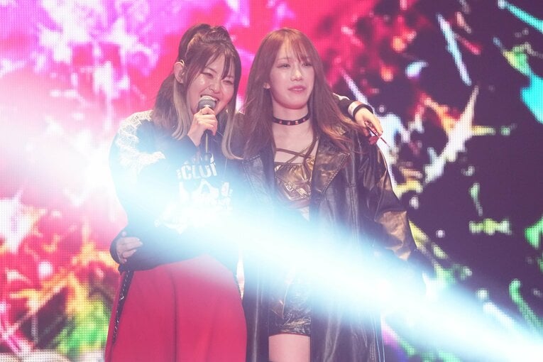 ステージで「Victory Road」を歌うキャロfromナルコピクシーーと鹿島沙希。2月7日、大阪府立体育会館　©Essei Hara