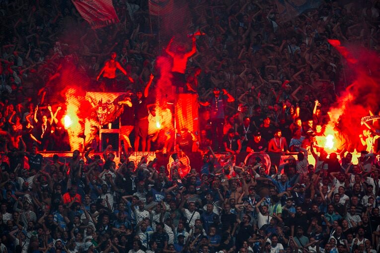 後半、発煙筒をたくマルセイユサポーター　©Kiichi Matsumoto