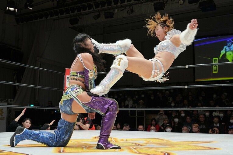 シャイニング・ケンカキックを放つ桜井麻衣　©Essei Hara