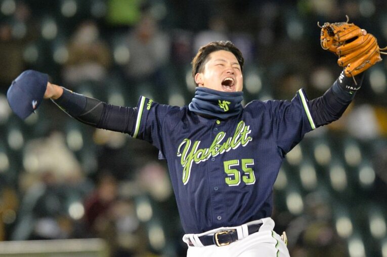 11月27日、日本シリーズ6戦目に勝利。日本一になり、喜ぶヤクルト村上宗隆（21歳） ／ photograph by Sankei Shimbun