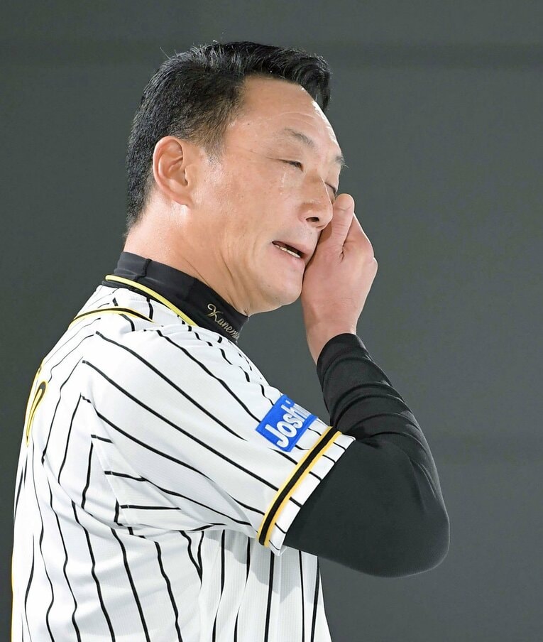2018年3月、星野仙一のお別れ会で涙を流す金本知憲（当時の阪神監督）　©KYODO