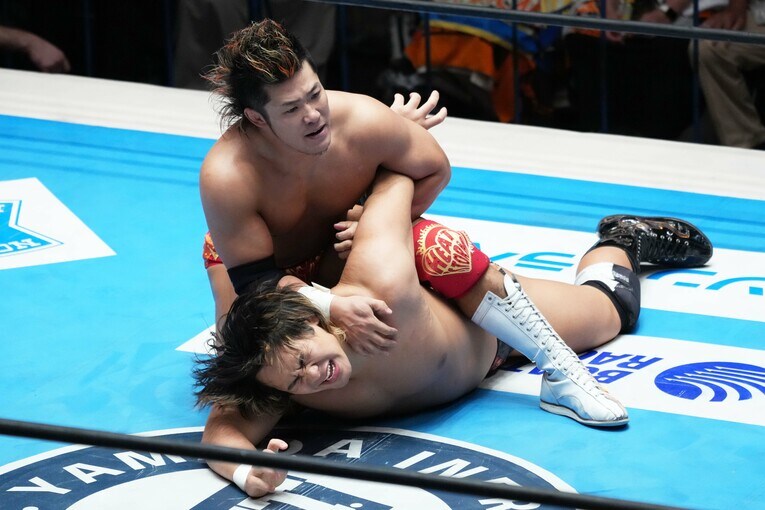 大岩陵平の腕を取る上村優也　©Essei Hara