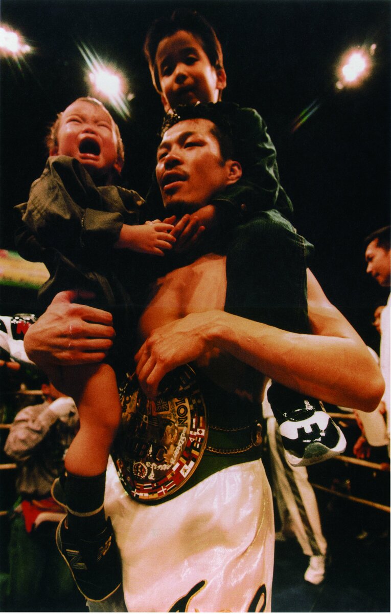 シリモンコンに勝利し、リング上で息子たちを抱きかかえる辰吉丈一郎