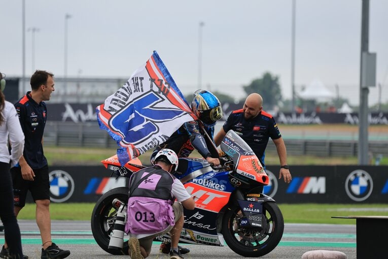 2024年タイGPでチャンピオンを獲得しウイニングランに向かうMoto2時代の小椋藍　©Satoshi Endo