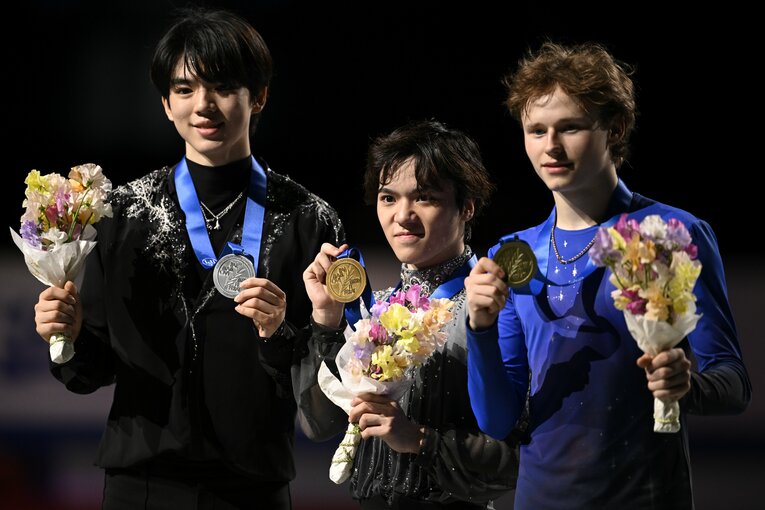 世界選手権で2連覇を果たした宇野昌磨と銀メダルのチャ・ジュンファン、銅メダルのイリア・マリニン（右）©︎Asami Enomoto