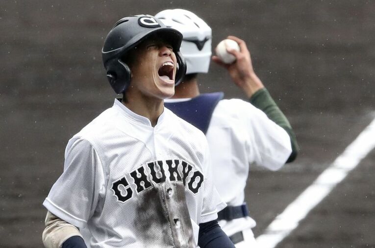 7回裏、決勝の2点ランニングホームランを放ち喜ぶ中京大中京の櫛田理貴 ／ photograph by KYODO