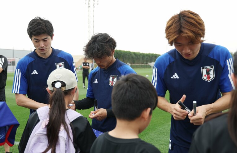 ナイスガイで知られる板倉（右）はアジア杯期間中、現地日本人学校の生徒のサインにも快く応じていた　©JIJI PRESS