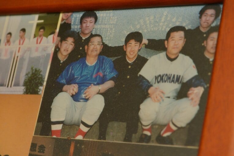 小倉清一郎部長（左）。真ん中は高校時代の松坂大輔　©BUNGEISHUNJU