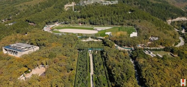 1400億円を投じ、黒海周辺にあるといわれる「プーチン宮殿」※ロシアの反体制派指導者、アレクセイ・ナワリヌイ氏のYouTubeチャンネルより