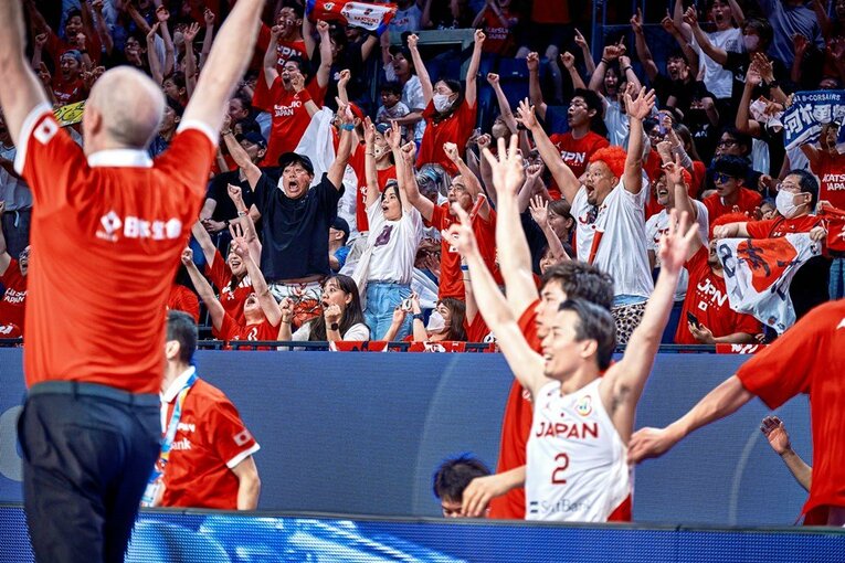 喜ぶスタンドも選手を後押し　©︎FIBA