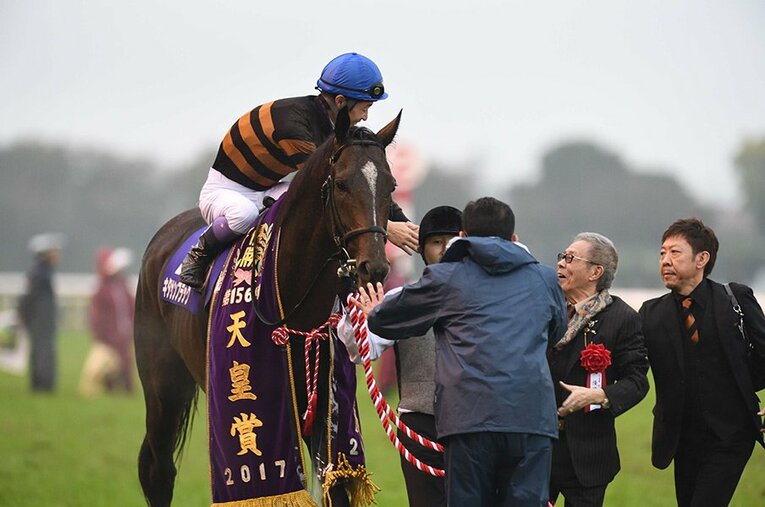 キタサンブラック、喜ぶ武豊と北島三郎 ／ photograph by Keiji Ishikawa