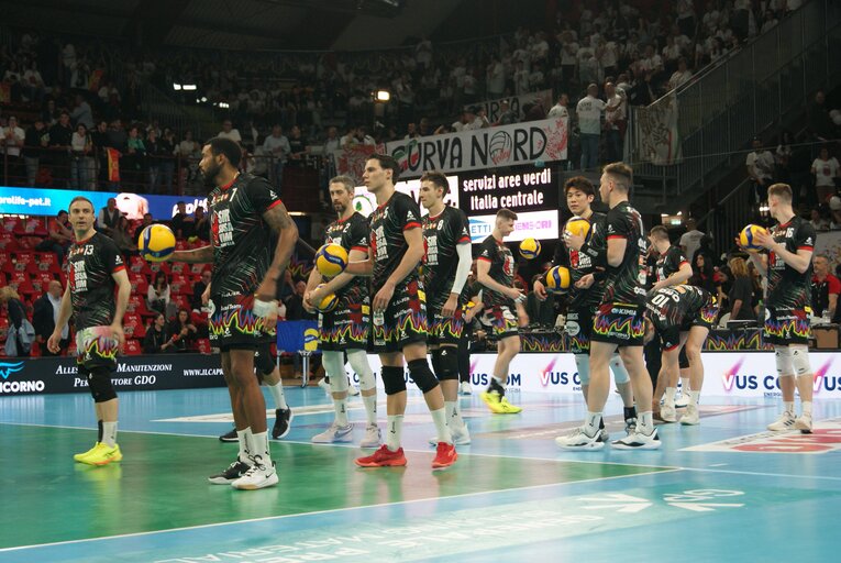 運命の第5戦を前にウォーミングアップする石川祐希らペルージャの選手たち　©︎Takashi Yuge