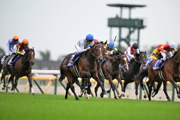 最後の直線、大外から驚異的な末脚を繰り出す武豊とドウデュース　©Keiji Ishikawa