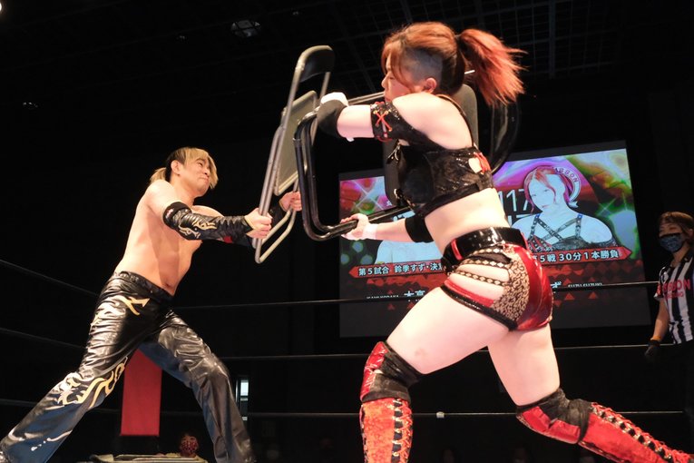 「いつか、傷だらけの背中でウェディングドレスを」 18歳の女子レスラー・鈴季すずが大流血を「嬉しい」と語る理由(30)