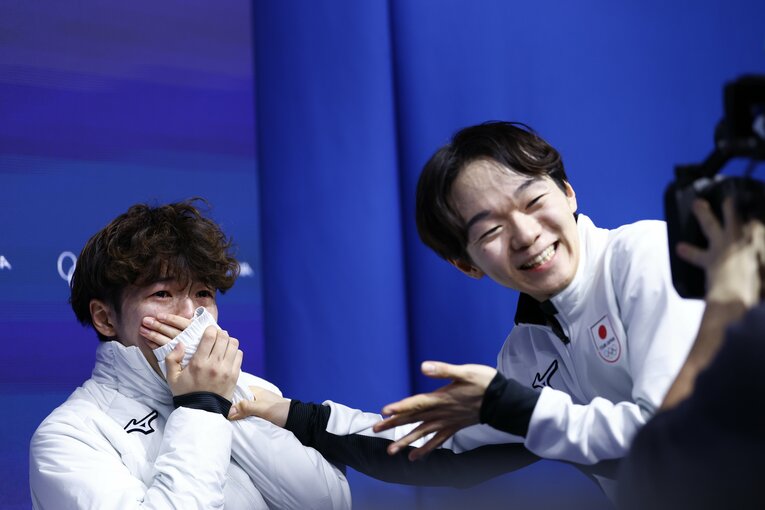 銅メダルを知って泣き崩れる佐藤を陽キャな笑顔で称える鍵山！【スワイプするとそのほかの写真もご覧になれます】　©Sunao Noto / JMPA