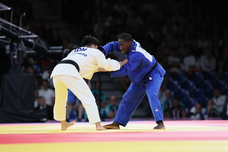 ギャバと攻防を繰り広げる橋本　©Kaoru Watanabe/JMPA