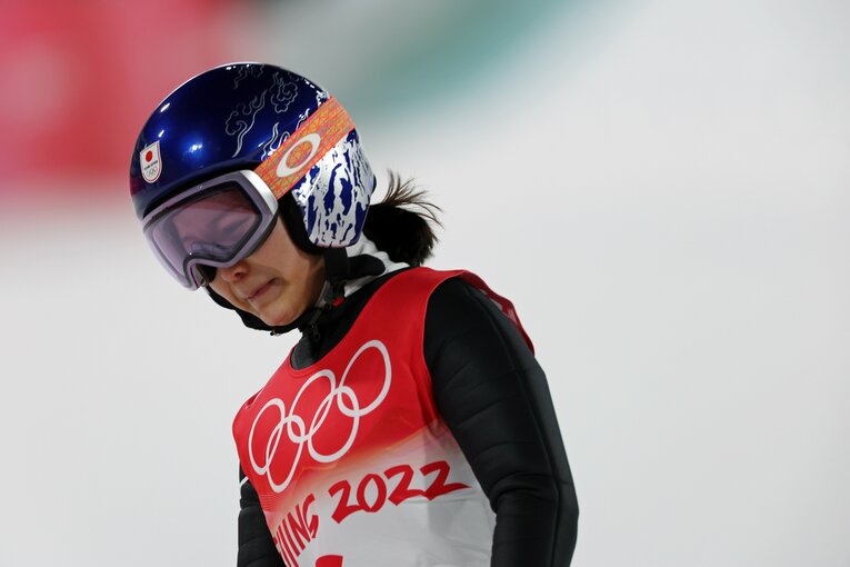 ジャンプ混合団体２回目の飛躍を終えた高梨沙羅の表情　©JIJI PRESS