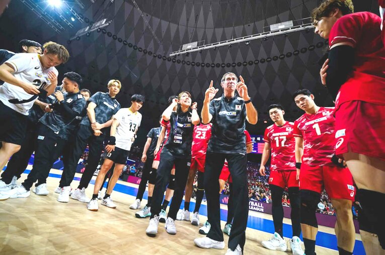ロラン・ティリ監督の意図を選手たちに伝える郷倉マリーン通訳（中央左） ／ photograph by Volleyball World