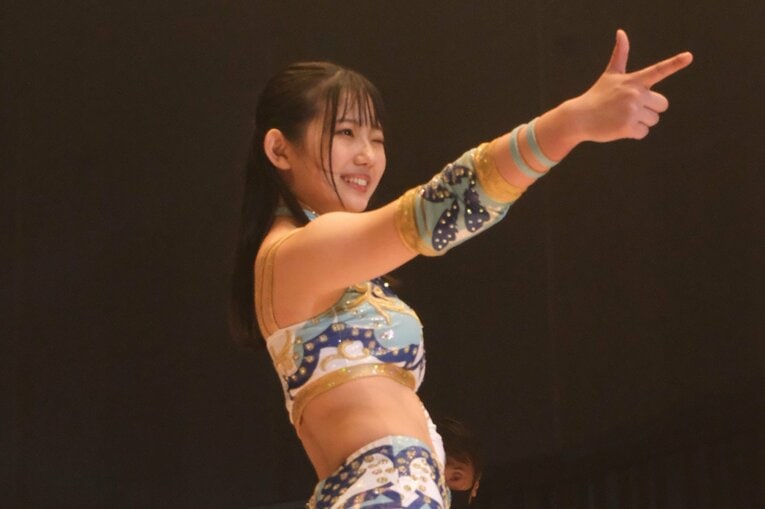 デビュー戦でのリングコール。指でピストルを作りウィンク　©Norihiro Hashimoto