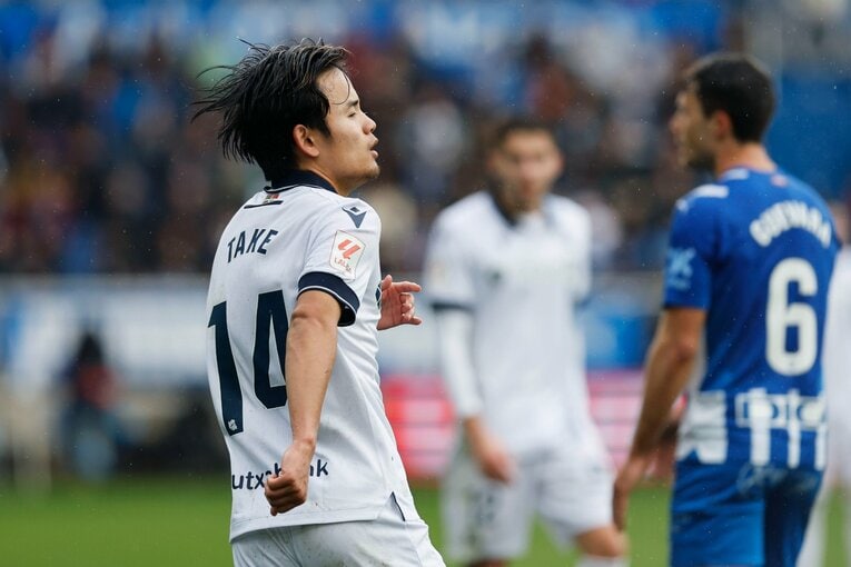 久保建英22歳ケガの悲運→相手DFが痛めた足をストレッチ、“元恩師”の敵将も心配そうに…撮影者が肌で感じる「バスク対決、タケへの敬意」(12)