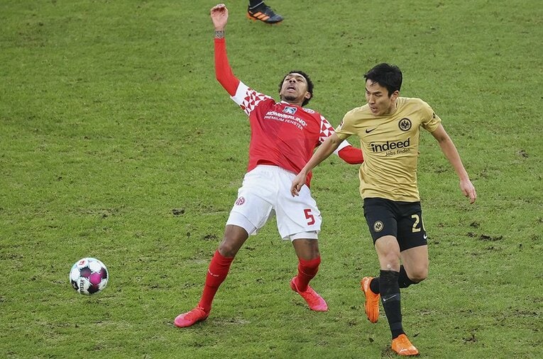 ここ数年、長谷部誠のプレーヤーとしての評価は高まるばかりだ。そのプレーをまだまだ、見ていたい ／ photograph by Getty Images