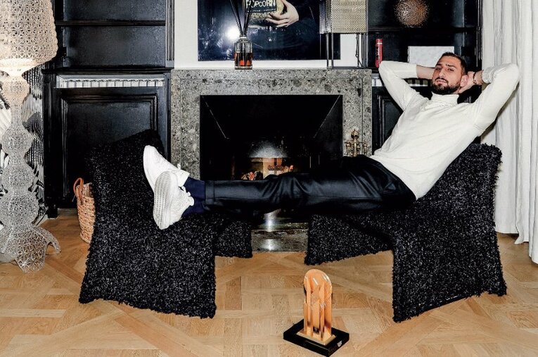 自宅の暖炉前でポーズをとるドンナルンマ。196cmの身長は彼が尊敬するブッフォンよりわずかに高い ／ photograph by L’Équipe