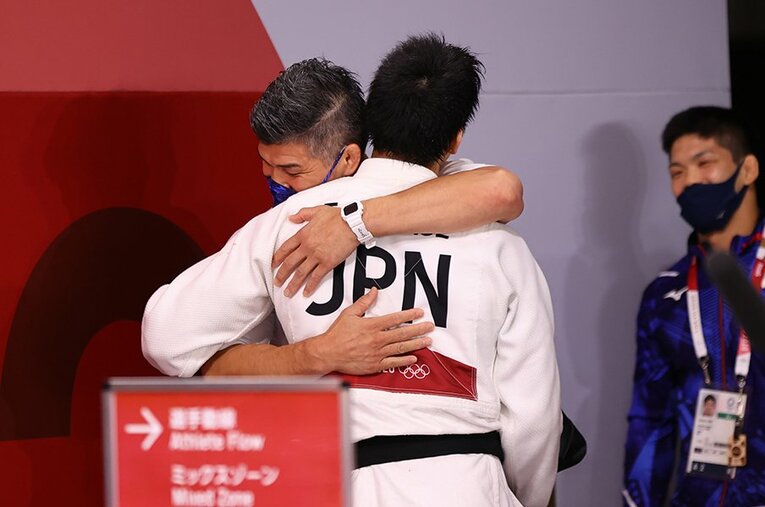 柔道男子81kg級で金メダルを手にした永瀬貴規を抱きしめる井上康生監督。ロンドン五輪から9年、日本柔道は復権を見せている ／ photograph by AFLO
