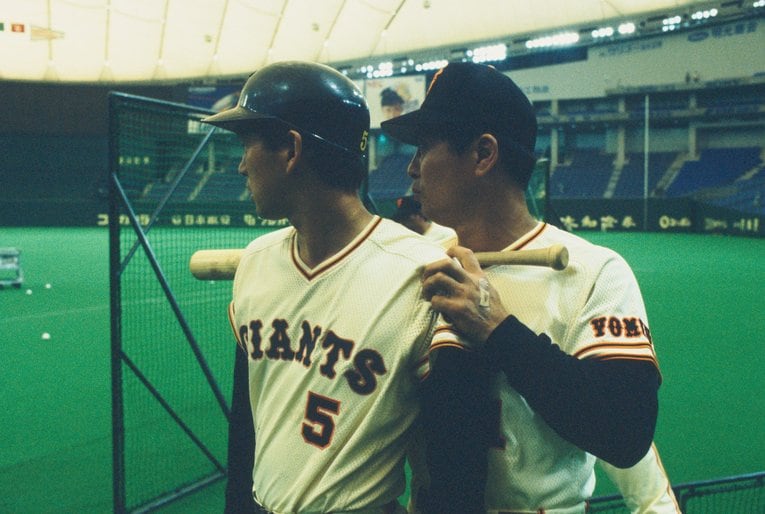 1988年撮影、当時監督の王貞治と、岡崎郁の2ショット　©Tomohiko Hayashi