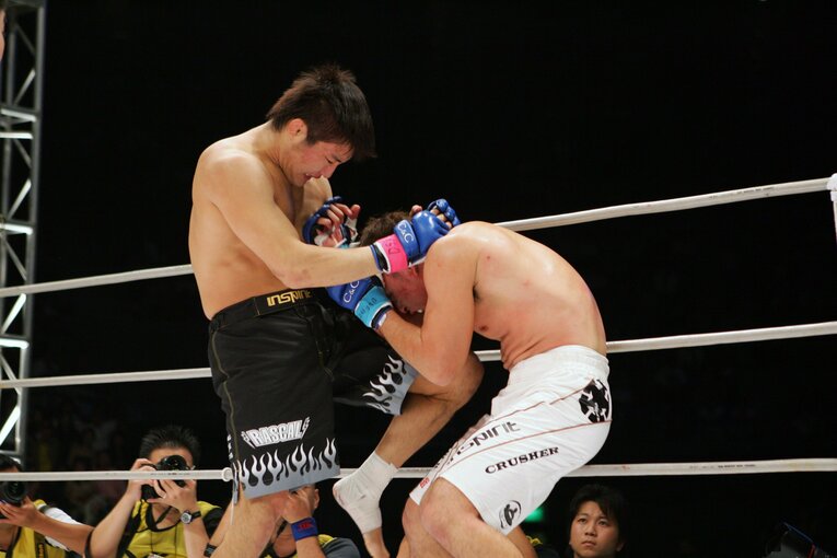 2005年9月25日のPRIDEライト級GPの1回戦、川尻達也との日本人対決は壮絶な殴り合いに