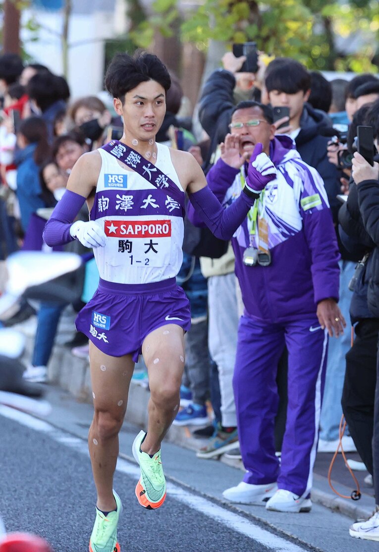 監督車ではなく、沿道から選手に声をかける大八木弘明総監督（2024年の箱根駅伝にて）【スワイプすると「箱根2025激闘の記憶」などその他の写真もご覧になれます】　©JIJI PRESS