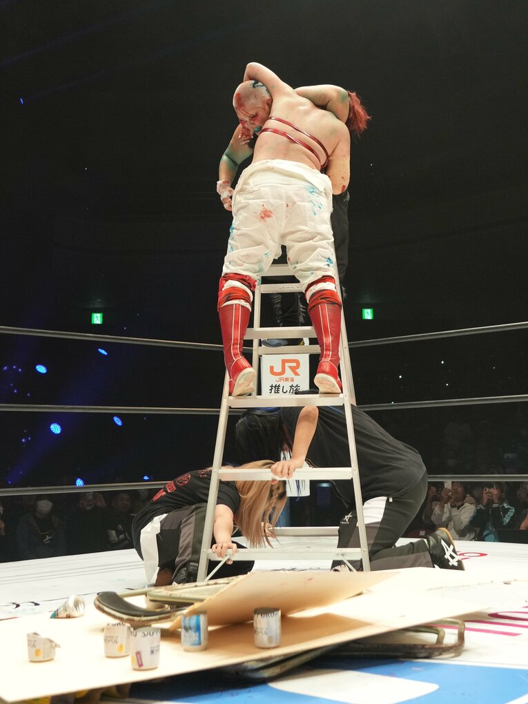 ラダーからブレーンバスターを狙った舞華だったが……　©Essei Hara