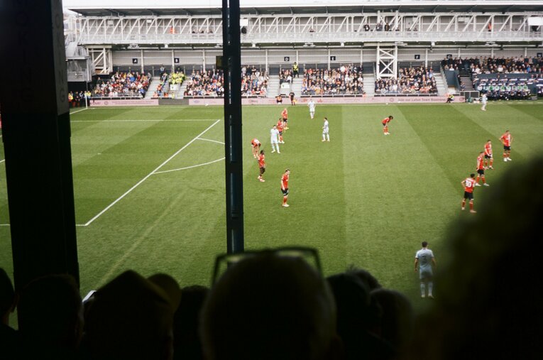 ルートンタウンの本拠地「ケニルワース・ロード」。住宅街の真っ只中に位置する　©︎Yudai Emmei