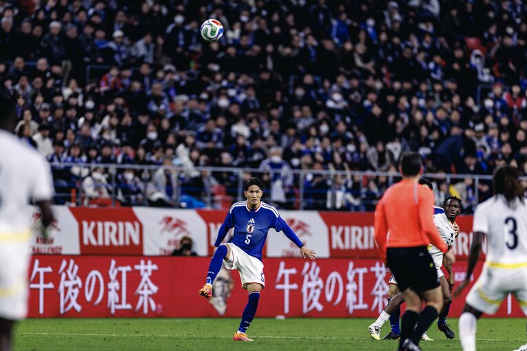 相手のロングボールからのセカンドボールを奪って攻撃につなげるというコンセプトを実践した　©Kiichi Matsumoto