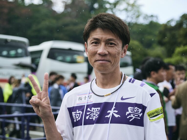 ピースで写真に応じる藤田監督　©Yuki Suenaga