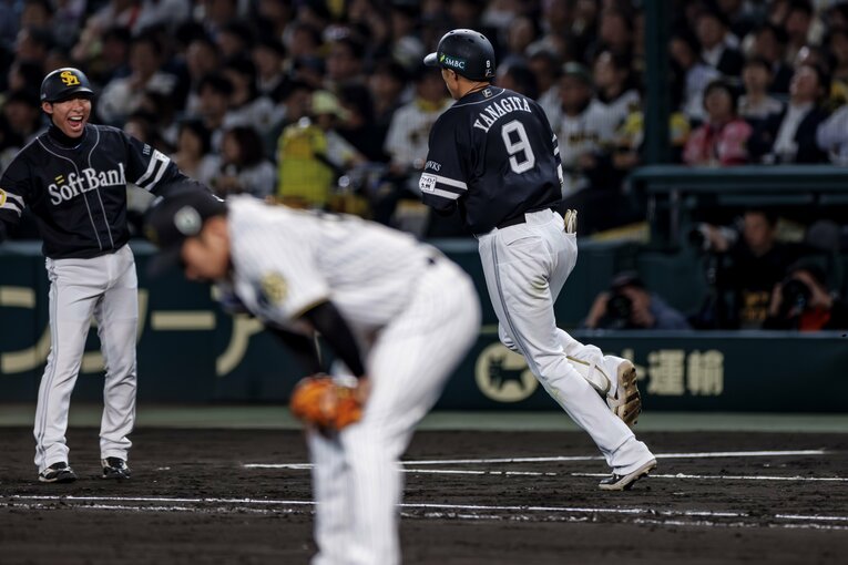 ソフトバンク・柳田悠岐に痛恨のホームランを打たれガックリ膝に手をつく阪神・石井大智　©Kiichi Matsumoto