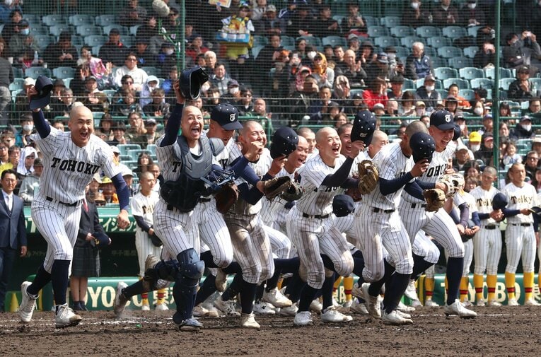17年ぶりに甲子園で勝利した東北高ナイン。そのアタマは青々！　©Sankei Shimbun