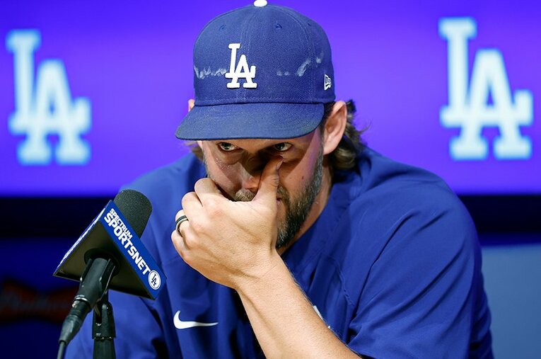 引退会見でのカーショウ。涙する場面もあった伝説の左腕に、大谷翔平やフリーマンらは……？ ／ photograph by Ronald Martinez/Getty Images