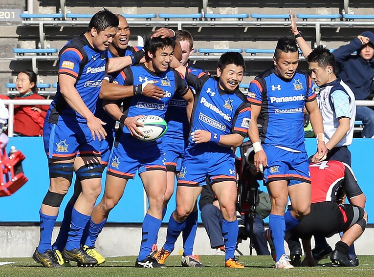 パナソニック時代の児玉さん（左から２人め）。トップリーグ順位決定戦でトライを決め、田中史朗に頭を撫でられ祝福される　©SANKEI SHIMBUN