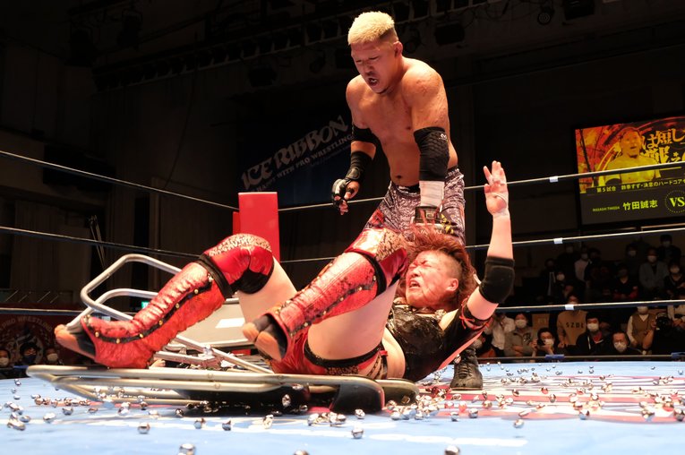 「いつか、傷だらけの背中でウェディングドレスを」 18歳の女子レスラー・鈴季すずが大流血を「嬉しい」と語る理由(16)